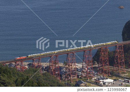 穿越舊餘部鐵橋的沙龍車浪速 123998067