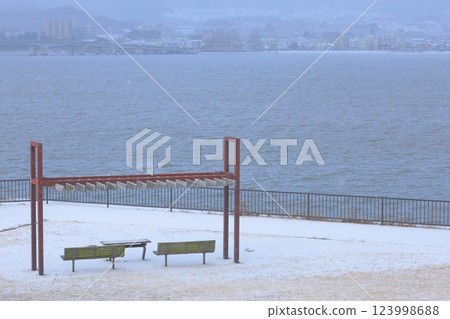 琵琶湖、雪和長椅 琵琶湖、雪和長椅 123998688