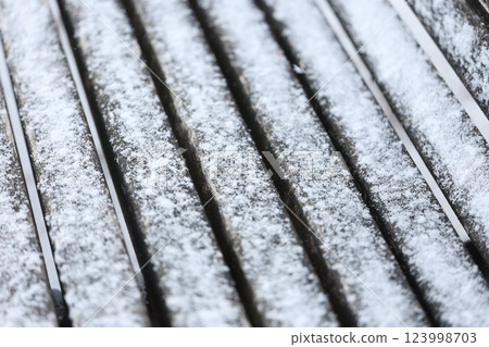埋在雪中的長凳 123998703