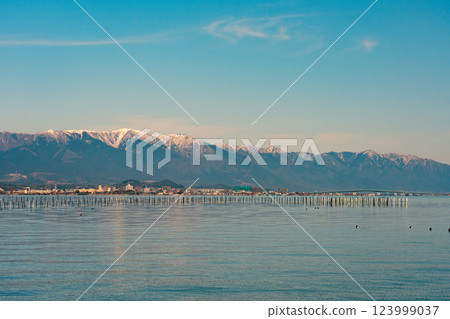 從烏丸半島遠眺卡塔塔和琵琶湖大橋,藍天的複製空間 從烏丸半島遠眺卡塔塔和琵琶湖大橋,藍天的複製空間 123999037
