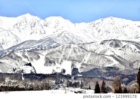 白馬三山和白馬岩岳度假村的景色（長野縣白馬村）[2025 年 3 月] 123999178