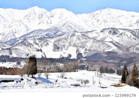 View of the Hakuba Sanzan mountains and Hakuba Iwatake Mountain Resort (Hakuba Village, Nagano Prefecture) [March 2025] 123999179