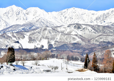 白馬三山和白馬岩岳度假村的景色（長野縣白馬村）[2025 年 3 月] 123999181