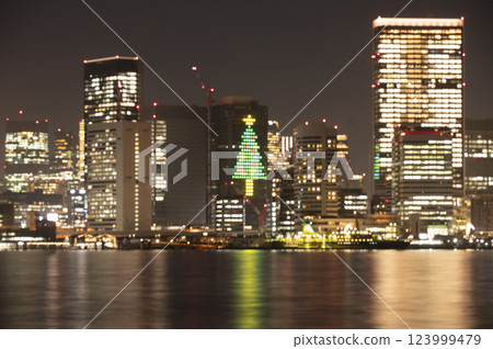 從豐洲看到的東京市中心夜景失焦 123999479