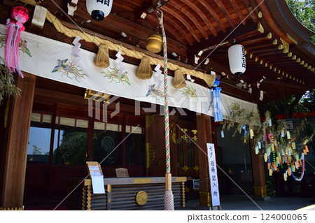 Shrine worship hall and shimenawa 124000065