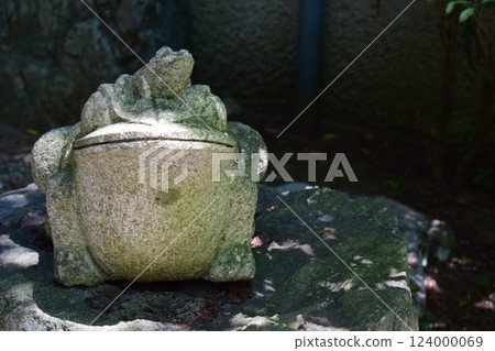Stone statue of a frog at Suzuka Shrine 124000069