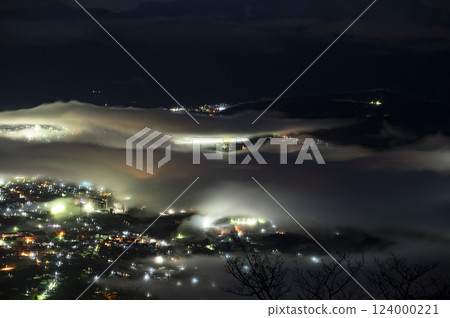 從秩父美濃山的山上看秩父盆地的清晨的雲海 124000221