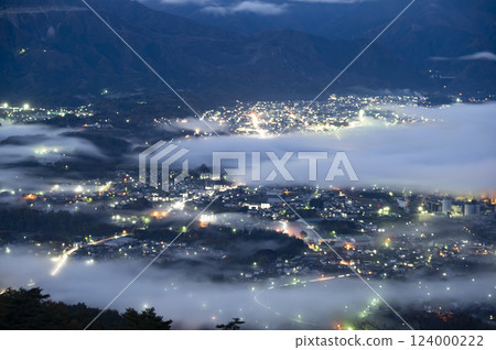 從秩父美濃山的山上看秩父盆地的清晨的雲海 124000222