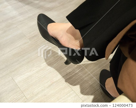 盤腿、高跟鞋、休息區 盤腿、高跟鞋、休息區 124000473