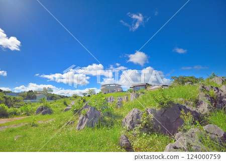 觀賞位於山口縣宮市中國地方的秋吉台瞭望台周圍的庭園並進行觀光的圖片（3） 124000759