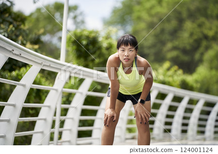 young asian woman exercising outdoors young asian woman exercising outdoors 124001124