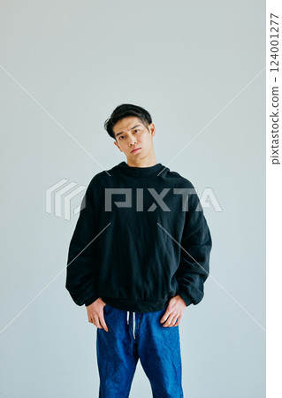 一名 20 多歲的年輕男子歪著頭 一名 20 多歲的年輕男子歪著頭 124001277