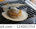 Grilled scallops on a wire rack 124001354