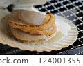 Grilled scallops on a wire rack 124001355