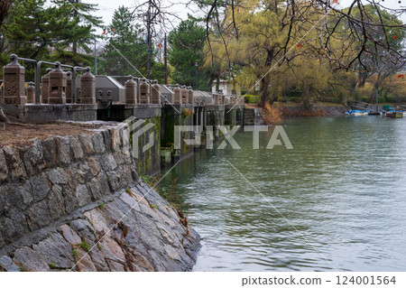 日本岡山縣倉敷市水道公園的雨天風景 日本岡山縣倉敷市水道公園的雨天風景 124001564