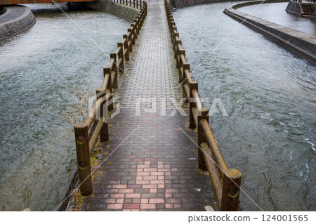 Rainy weather scenery of a park with a waterway in Kurashiki City, Okayama Prefecture, Japan Rainy weather scenery of a park with a waterway in Kurashiki City, Okayama Prefecture, Japan 124001565