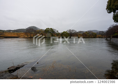Rainy weather scenery of a park with a waterway in Kurashiki City, Okayama Prefecture, Japan Rainy weather scenery of a park with a waterway in Kurashiki City, Okayama Prefecture, Japan 124001566