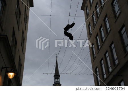 Shoes on a wire (London) 124001704