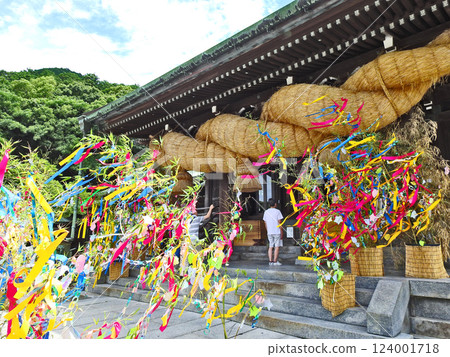 Tanabata at Miyajidake Shrine in Fukutsu City, Fukuoka Prefecture, which has the largest shimenawa rope in Japan 124001718