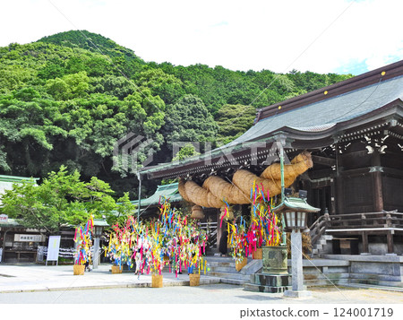 Tanabata at Miyajidake Shrine in Fukutsu City, Fukuoka Prefecture, which has the largest shimenawa rope in Japan Tanabata at Miyajidake Shrine in Fukutsu City, Fukuoka Prefecture, which has the largest shimenawa rope in Japan 124001719