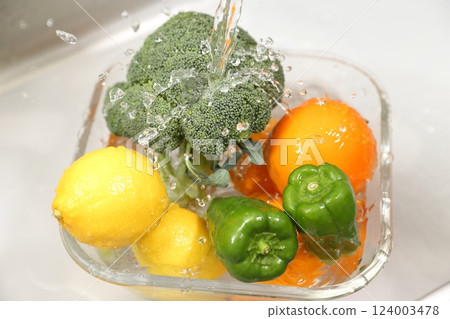 Lemons, oranges, peppers and broccoli in water 124003478