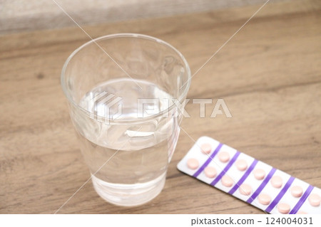 Tablets and water 124004031