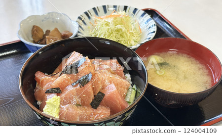 Restaurant menu (tuna bowl at a restaurant serving set meals) Restaurant menu (tuna bowl at a restaurant serving set meals) 124004109