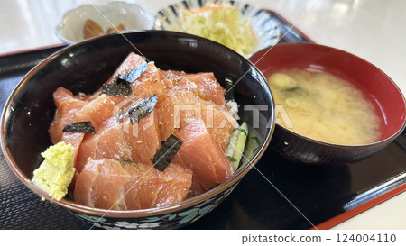 Restaurant menu (tuna bowl at a restaurant serving set meals) 124004110