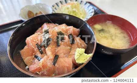 餐廳菜單(餐廳的鮪魚蓋飯套餐) 餐廳菜單(餐廳的鮪魚蓋飯套餐) 124004111