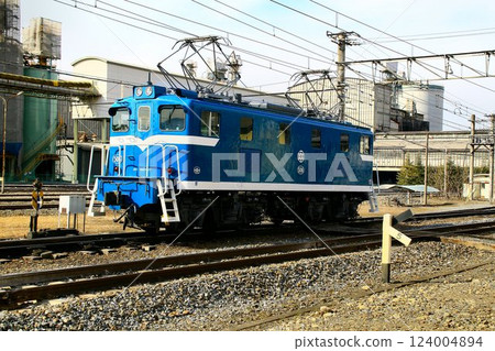 秩父鐵道的電力機車在秩父路上牽引貨物列車 124004894