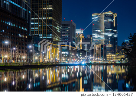 東京丸之內和皇居護城河的夜景 124005437