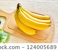 木菜板上的香蕉_2 124005689