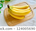 木菜板上的香蕉_3 124005690