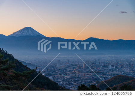 [Yamanashi Prefecture] Kofu cityscape and Mt. Fuji as seen from Mt. Hakusan in autumn colors 124005796