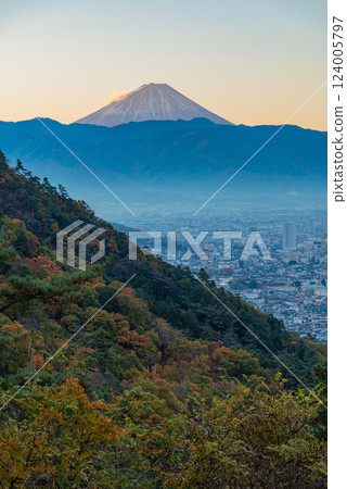 [Yamanashi Prefecture] Kofu cityscape and Mt. Fuji as seen from Mt. Hakusan in autumn colors 124005797
