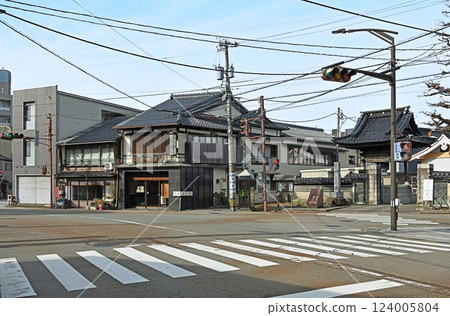 Retro streetscape near Yasue-cho Kita intersection 124005804