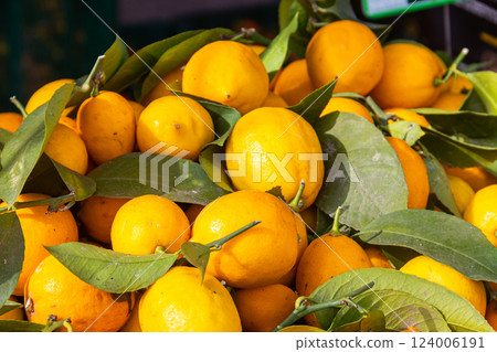 Whole oranges on a market stall 124006191