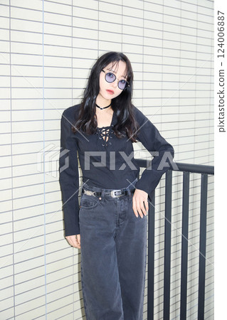 身穿黑色休閒裝的年輕女子的時尚快照 124006887