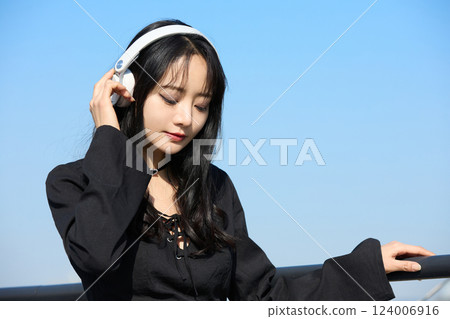 Fashion snap of a young woman wearing black casual outfit Fashion snap of a young woman wearing black casual outfit 124006916