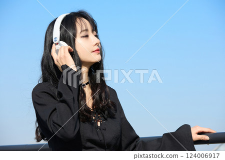 Fashion snap of a young woman wearing black casual outfit Fashion snap of a young woman wearing black casual outfit 124006917