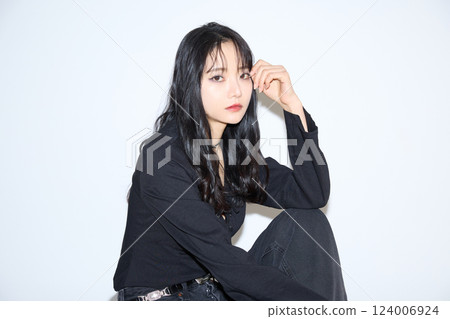 身穿黑色休閒裝的年輕女子的時尚快照 身穿黑色休閒裝的年輕女子的時尚快照 124006924
