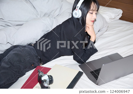 身穿黑色休閒裝的年輕女子的時尚快照 124006947