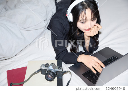 身穿黑色休閒裝的年輕女子的時尚快照 身穿黑色休閒裝的年輕女子的時尚快照 124006948