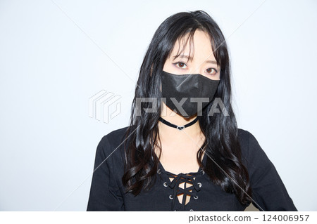 身穿黑色休閒裝的年輕女子的時尚快照 身穿黑色休閒裝的年輕女子的時尚快照 124006957