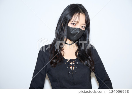 身穿黑色休閒裝的年輕女子的時尚快照 身穿黑色休閒裝的年輕女子的時尚快照 124006958