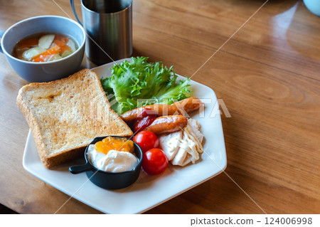西式早餐盤,包括烤麵包和湯 西式早餐盤,包括烤麵包和湯 124006998