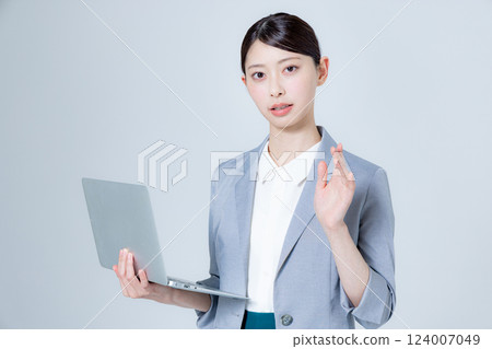 筆記本電腦業務的女人 124007049