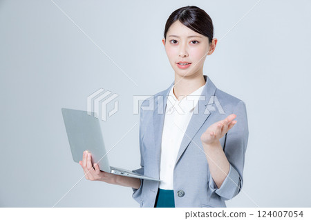 筆記本電腦業務的女人 124007054