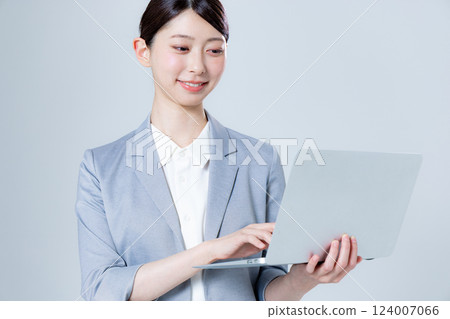 筆記本電腦業務的女人 124007066
