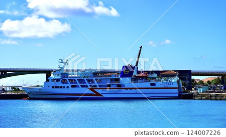 停泊在沖繩縣慶良間群島阿嘉島的渡輪座間味號 停泊在沖繩縣慶良間群島阿嘉島的渡輪座間味號 124007226